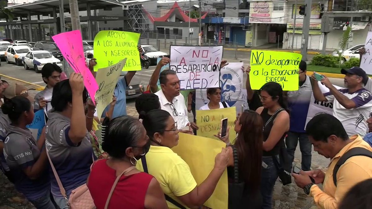 RTG_Noticias's tweet photo. #Acapulco | 📝✊ Bloquean la Cuauhtémoc por falta de pagos a maestros del CAED 📣 también se señaló que el centro atiende a más de 100 jóvenes con discapacidades, en condiciones limitadas, ya que solo cuentan con un aula para todo el alumnado.
👉 https://t.co/jAwZPJyVxm https://t.co/6tzfCKP8wC