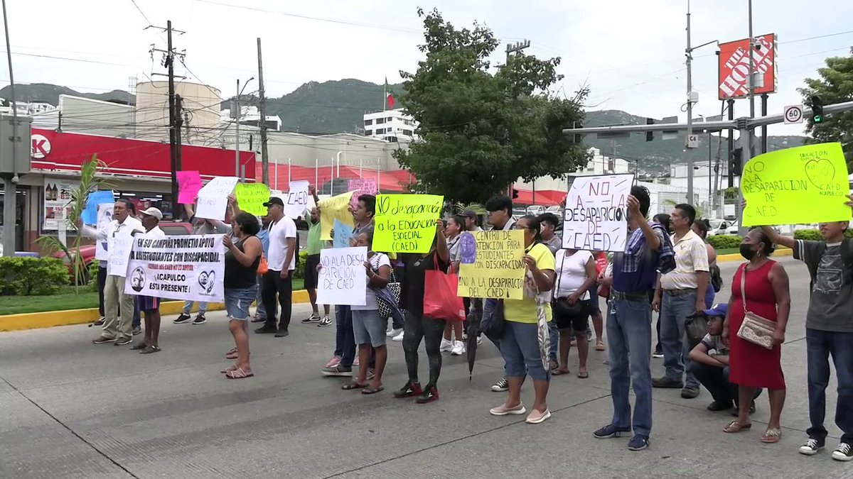 RTG_Noticias's tweet photo. #Acapulco | 📝✊ Bloquean la Cuauhtémoc por falta de pagos a maestros del CAED 📣 también se señaló que el centro atiende a más de 100 jóvenes con discapacidades, en condiciones limitadas, ya que solo cuentan con un aula para todo el alumnado.
👉 https://t.co/jAwZPJyVxm https://t.co/6tzfCKP8wC