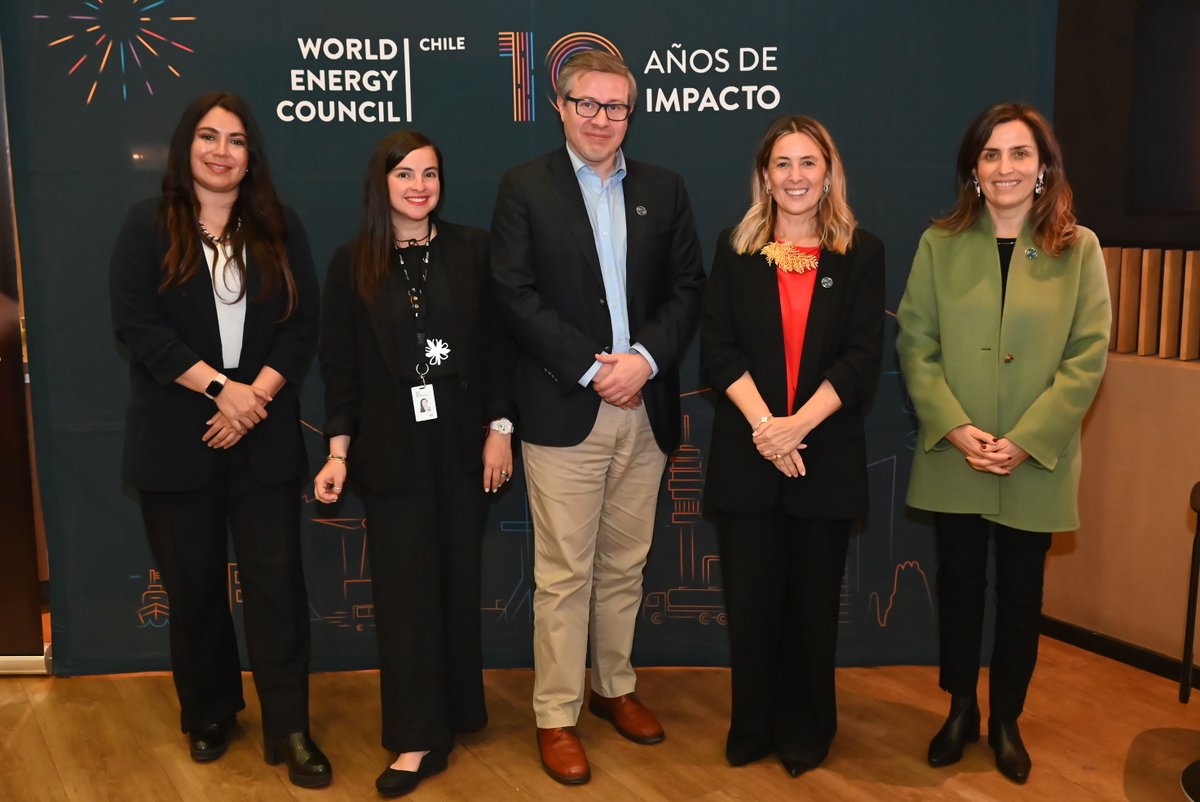 Transelec's tweet image. 🙌🙌 Mónica De Martino, VP de Regulación e Ingresos de #Transelec, estuvo en una charla sobre carbono neutralidad organizada por @WEC_Chile donde llamó a abrir el diálogo para diseñar colectivamente un sistema eléctrico robusto. 

¡Muchas gracias por esta instancia! ⚡️