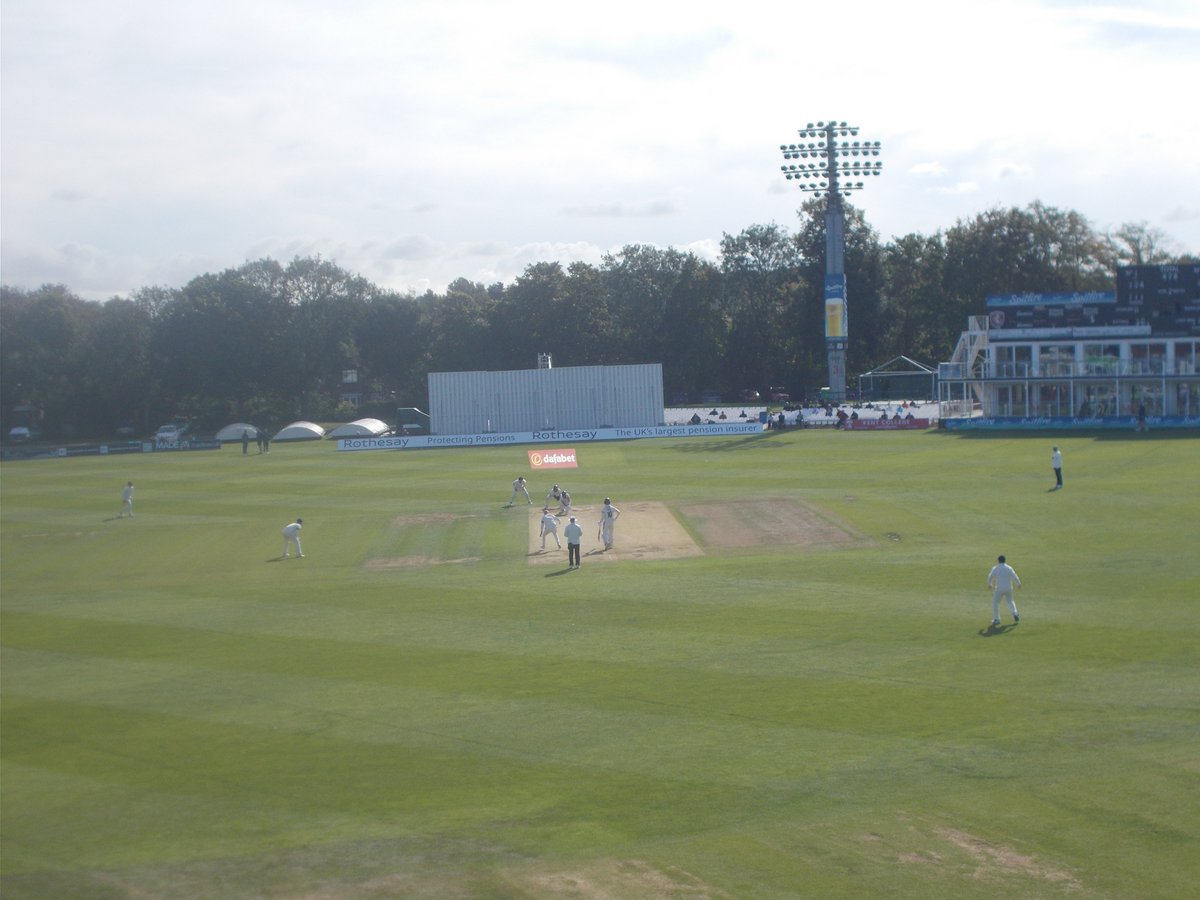 2 photos from last week as the Derbyshire batsmen hit the Kent bowlers to wherever there were no fielders. Kent finished bottom of Division 2 but nobody seems to be very bothered about it. Building g their conference centre seems to be a higher priority.