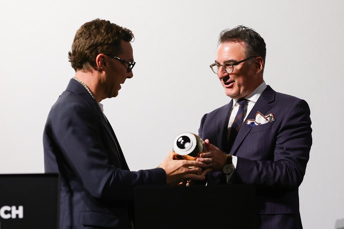 zurichfilmfest's tweet photo. A golden night in Zurich - we are proud to honor Benedict Cumberbatch with the Golden Eye Award for his multifaceted career and impressive role in the drama THE THING WITH FEATHERS.

📸: Andreas Rentz 

#ZFF2025 #zurichfilmfestival https://t.co/ZUSQIKftqd