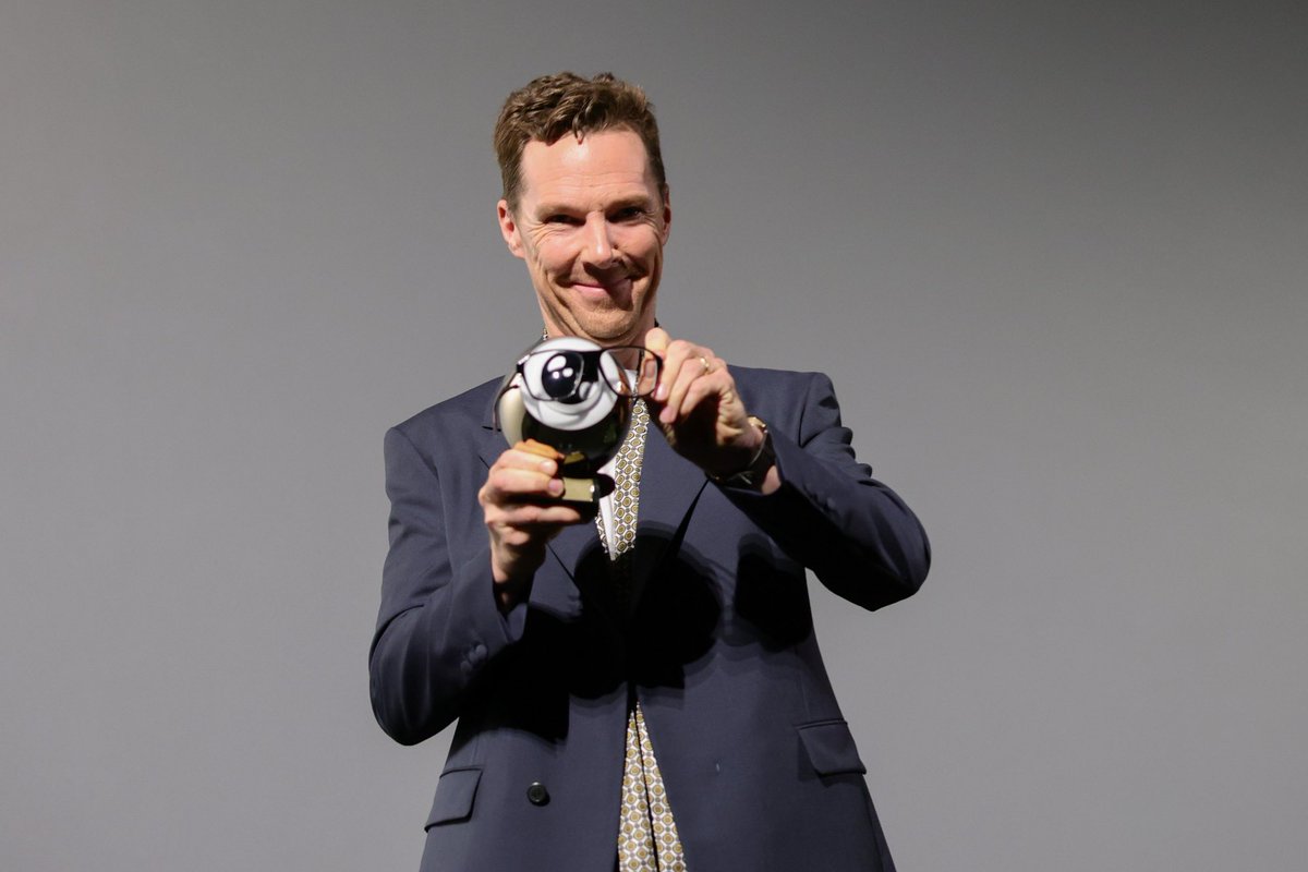 zurichfilmfest's tweet photo. A golden night in Zurich - we are proud to honor Benedict Cumberbatch with the Golden Eye Award for his multifaceted career and impressive role in the drama THE THING WITH FEATHERS.

📸: Andreas Rentz 

#ZFF2025 #zurichfilmfestival https://t.co/ZUSQIKftqd