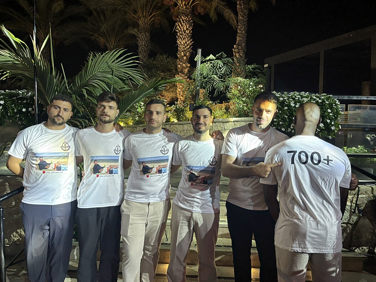 idan_blum's tweet photo. אבינתן אור חטוף בעזה מעל 700 ימים, הערב במהלך חתונה של אחד החברים שקרובים אליו החברים לבשו חולצה בה תמונתו של אבינתן. על אחת החלוצות רשום 700+ כמספר הימים בהם אבינתן נמצא בשבי. https://t.co/0vjXT6dYgI
