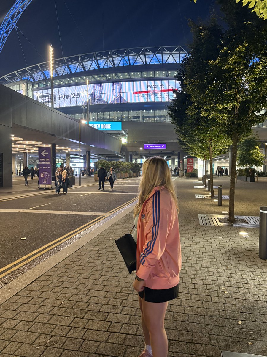 L A U R E N 🫧 tweet media