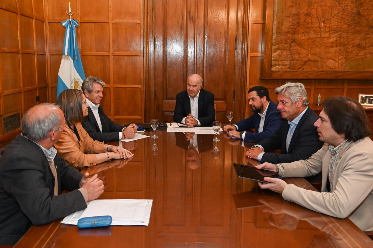 Carola Urdangarin (@carourd_) on Twitter photo Esta foto podría ser la de cualquier reunión entre el gobierno y la Mesa de Enlace pero hoy sí salió algo de ese encuentro: el Gobierno anunció que hoy mismo se empezó la obra de Dragado de la Cuenca del Salado.
La primera etapa son 33,4 km de dragado entre el cruce del río con Esta foto podría ser la de cualquier reunión entre el gobierno y la Mesa de Enlace pero hoy sí salió algo de ese encuentro: el Gobierno anunció que hoy mismo se empezó la obra de Dragado de la Cuenca del Salado.
La primera etapa son 33,4 km de dragado entre el cruce del río con