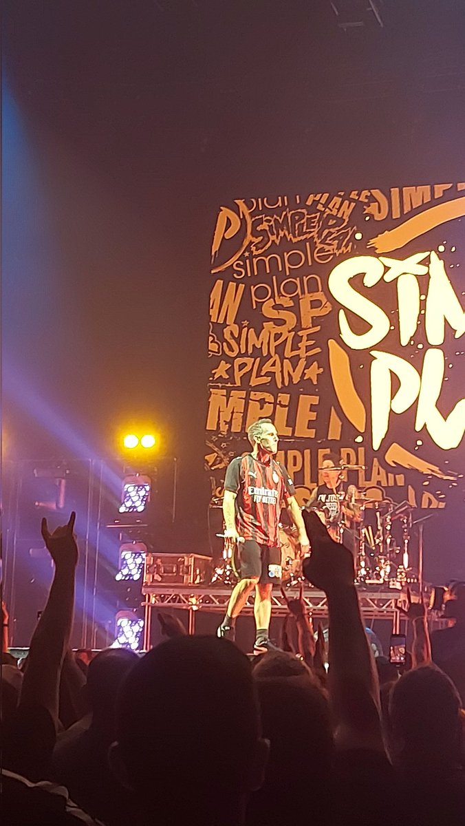 AndreGary15's tweet photo. @chuckcomeau batterista dei @simpleplan in maglia @acmilan al concerto al #Forum di #Assago ❤️🖤

#SimplePlan 
#Milan https://t.co/Tw4R8DUI7H
