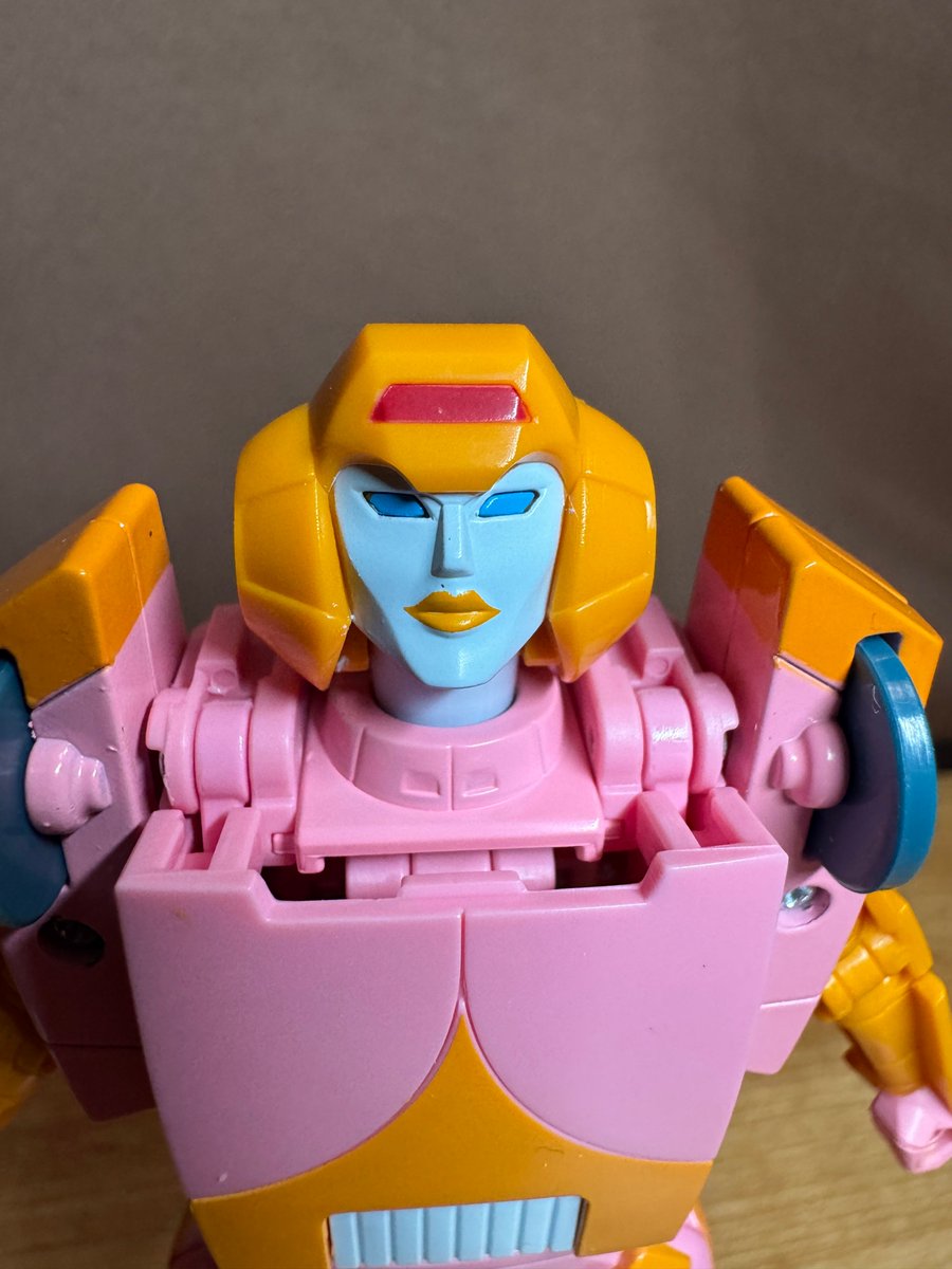 baltmatrix's tweet image. MissingLink Arcee transformation is simple by very satisfying. 

Oddly similar to more recent versions of the character. 

Bot mode is great. Lots more articulation than expected.