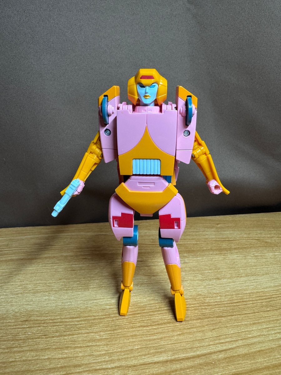 baltmatrix's tweet image. MissingLink Arcee transformation is simple by very satisfying. 

Oddly similar to more recent versions of the character. 

Bot mode is great. Lots more articulation than expected.