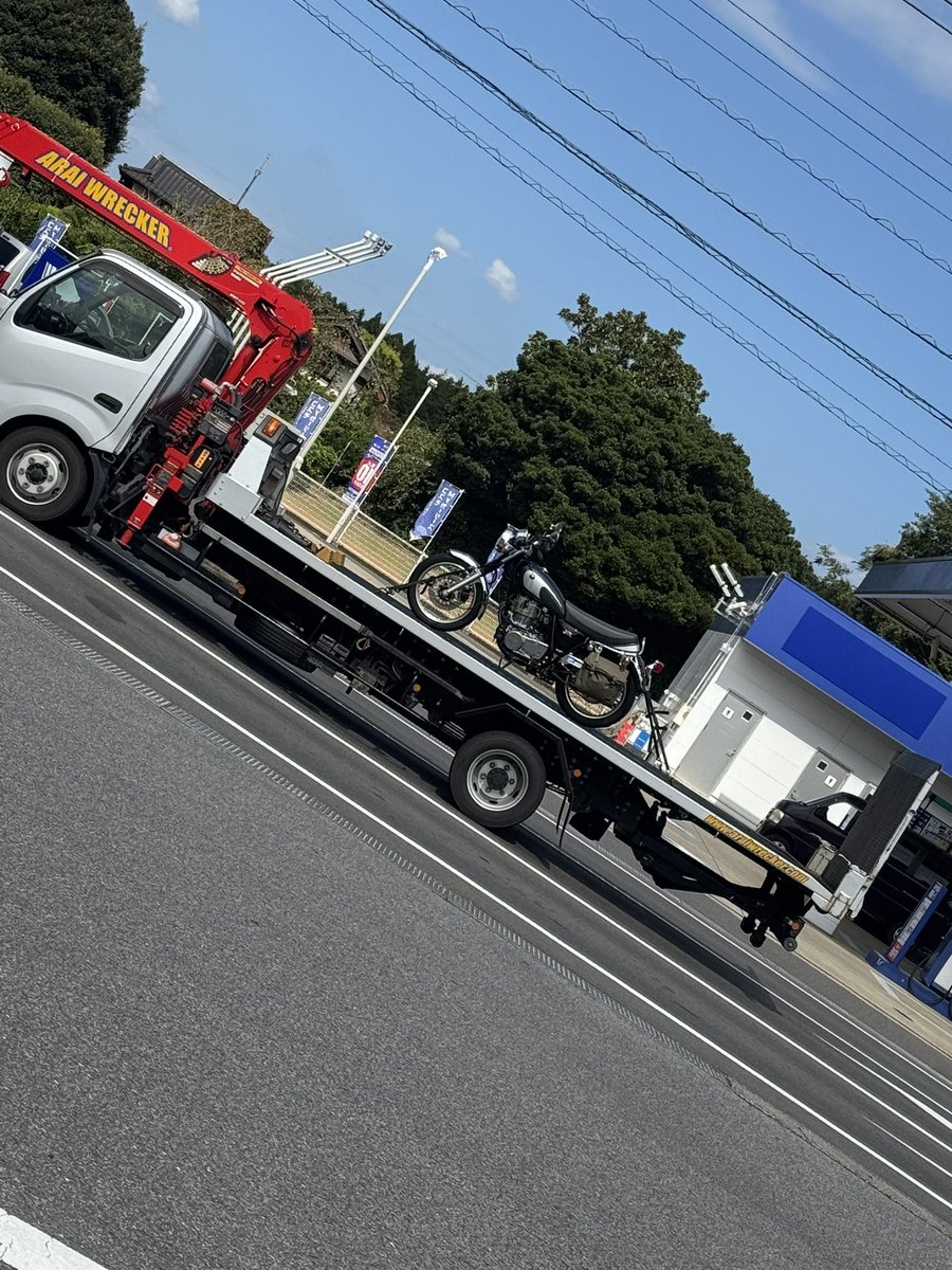 運ばれていくぅ〜
そして、タクシー待ち。30分待つらしい。歩いたら自宅まで50分。
歩くかタクシーか悩んで、結局タクシー。