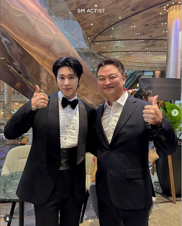 15chocolate1's tweet photo. sm_actist IG
BANGKOK INTERNATIONAL FILM FESTIVAL 2025에
초청받은 정윤호 배우 (with 강윤성 감독님)✨
오랜만에 만난
말끔 벌구에 기분이 조아❤️
#정윤호 #CHUNGYUNHO @yunho2154
#디즈니플러스 @disneypluskr
#파인 #LowLife
#벌구 #Beolgu
#BKKIFF2025
#액티스트 #SM_ACTIST
유노윤호 https://t.co/HxaW3mKOxr