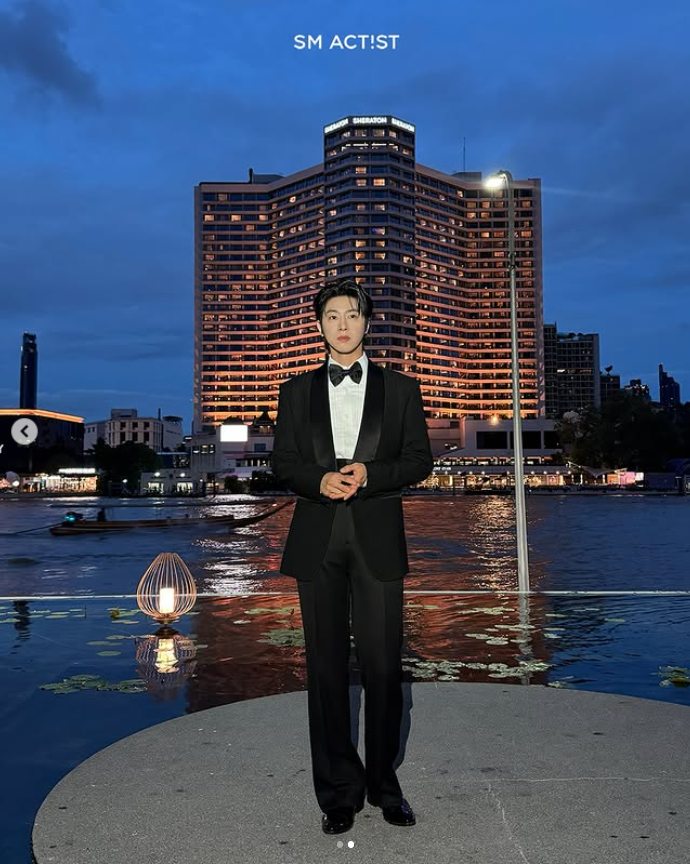 15chocolate1's tweet photo. sm_actist IG
BANGKOK INTERNATIONAL FILM FESTIVAL 2025에
초청받은 정윤호 배우 (with 강윤성 감독님)✨
오랜만에 만난
말끔 벌구에 기분이 조아❤️
#정윤호 #CHUNGYUNHO @yunho2154
#디즈니플러스 @disneypluskr
#파인 #LowLife
#벌구 #Beolgu
#BKKIFF2025
#액티스트 #SM_ACTIST
유노윤호 https://t.co/HxaW3mKOxr