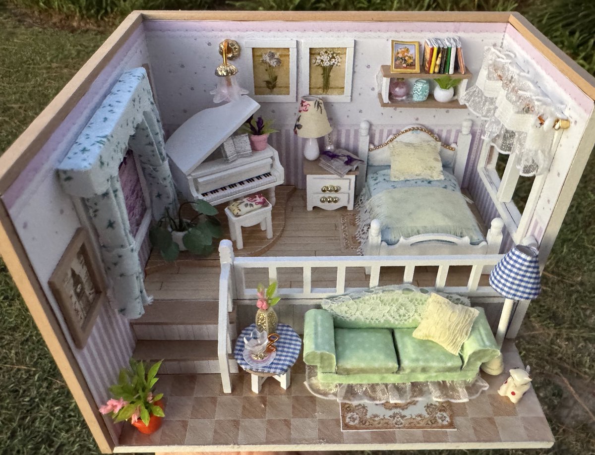 celestialxdollz's tweet photo. Tiny room diy I made from a kit https://t.co/usVZM38QFs
