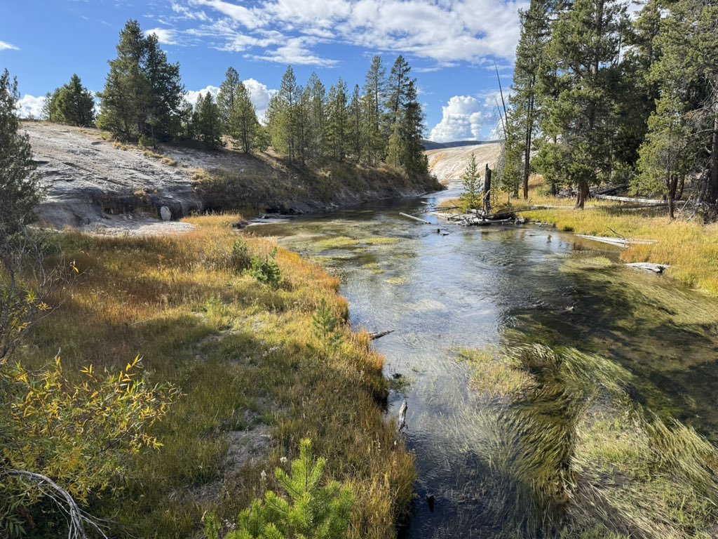 MappingThePath's tweet image. More geysers and pools in the Old Faithful Basin this afternoon at @YellowstoneNPS #travel