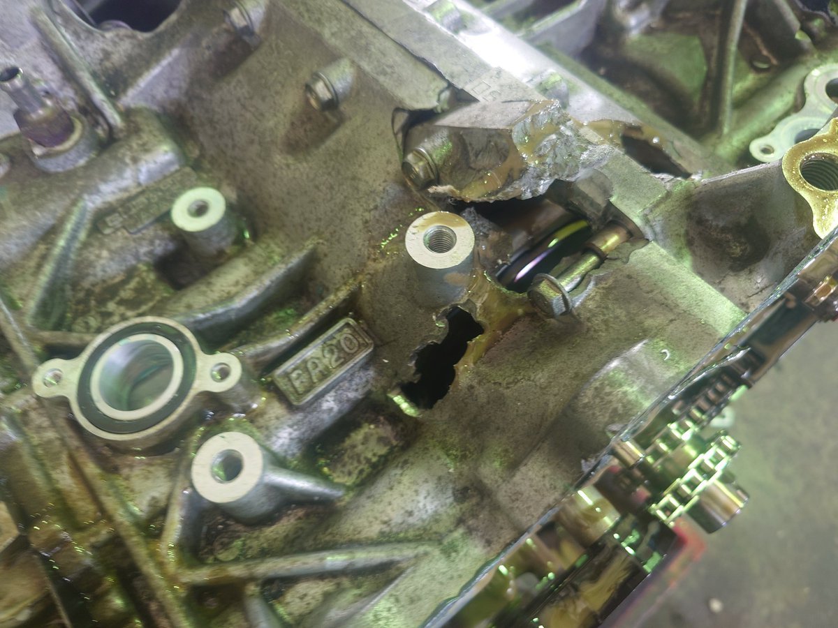 yonsama800's tweet image. なかなかのエンジンブロー
#zn6
#86
#fa20