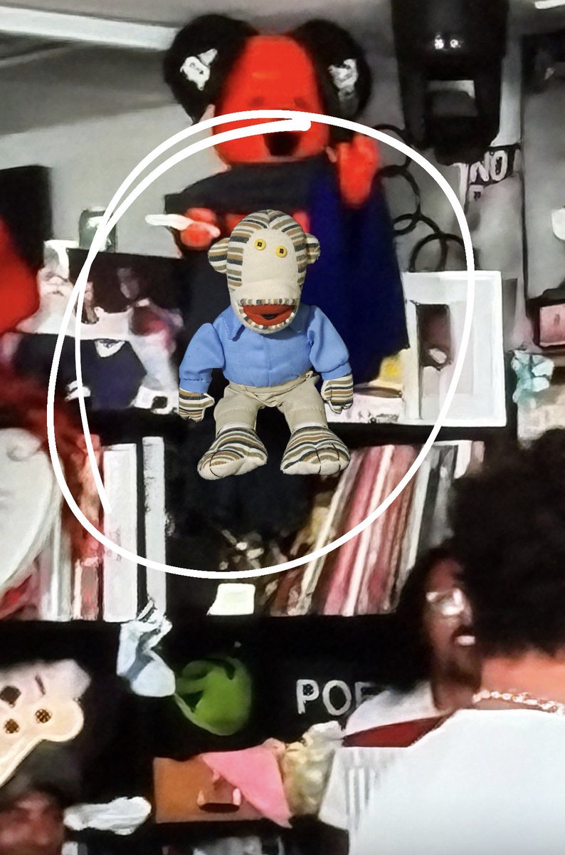 Cuando graben el #TinyDesk de <a href="/31minutos_tv/">31 minutos</a> por favor deje un peluche de alguno de los personajes al lado del oso naranja que están arriba así cuando muestren el plano completo siempre lo veremos. 

#31Minutos