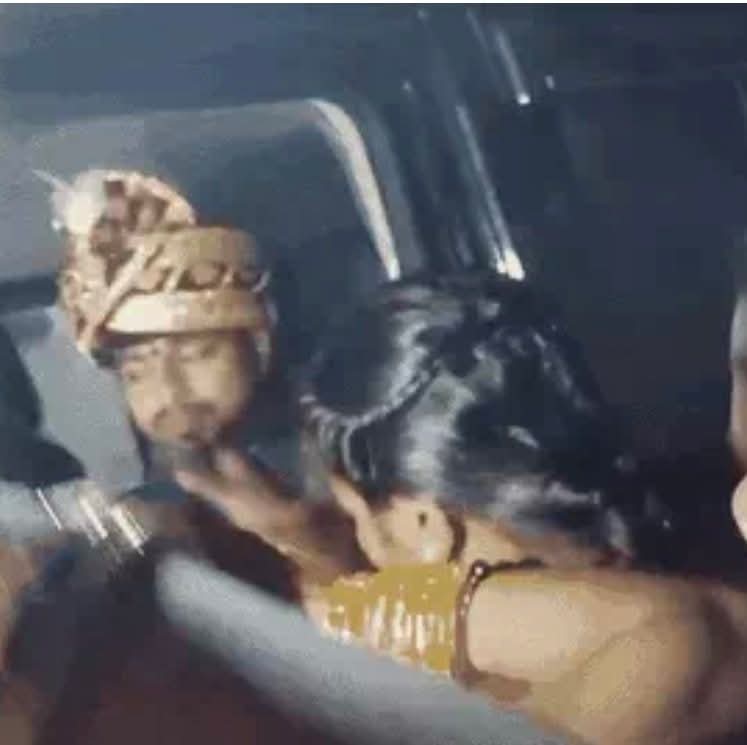 सरेआम टूट गई शादी, तो प्रेमी ने दुल्हन की मांग में भरा सिंदूर; मंडप से खाली हाथ लौटा लालची दूल्हा

......

उत्तर प्रदेश के बाराबंकी ज़िले में एक विवाह समारोह उस समय नाटकीय मोड़ पर आ गया, जब दूल्हे पक्ष ने ऐन मौके पर दहेज़ की भारी मांग कर दी और मांग पूरी न होने पर शादी तोड़ दी।