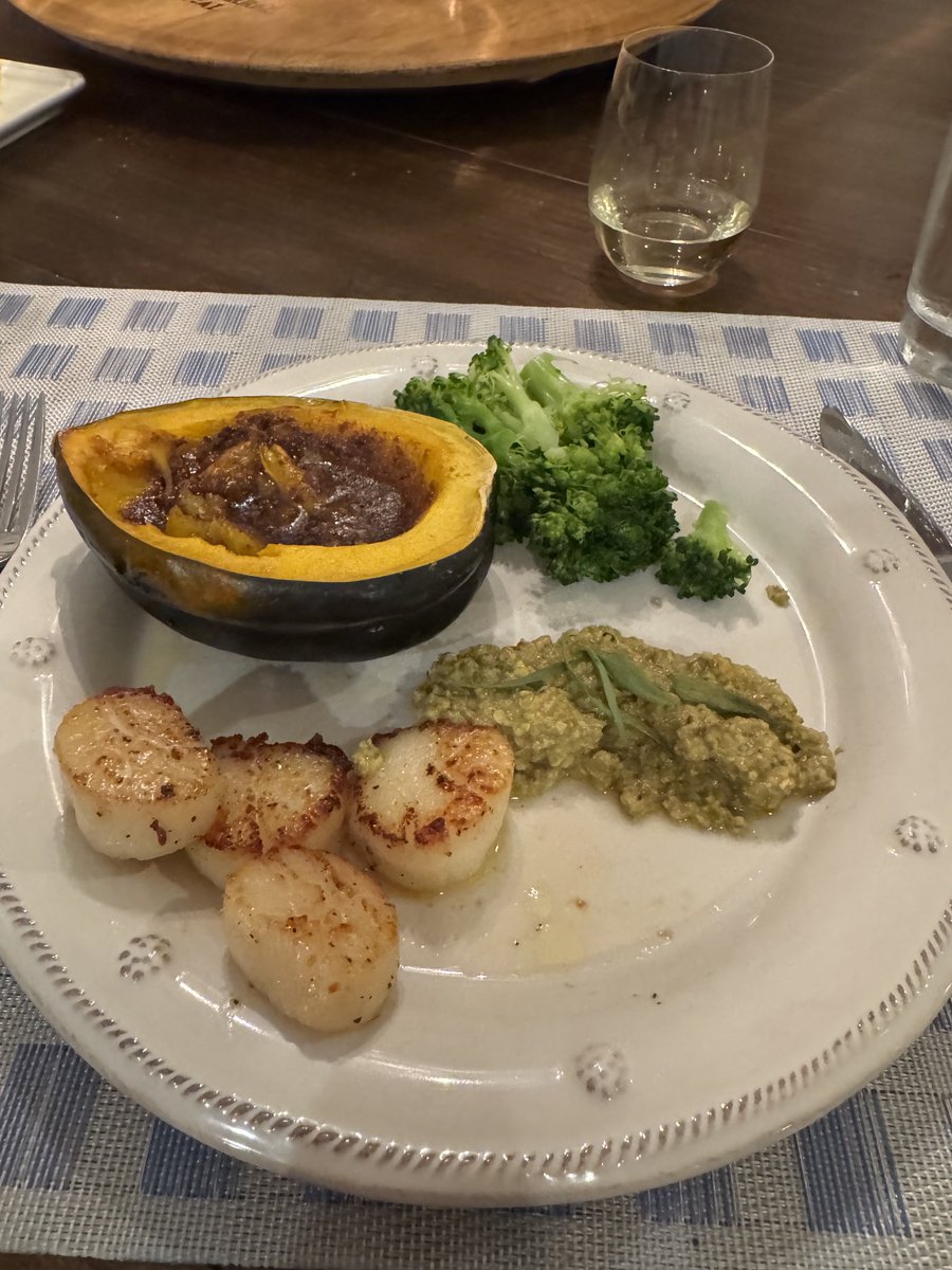 Twitter Supper Club. Tested Florence Fabricant’s Seared Sea Scallops with Pistachio Dressing. BTW it was delicious!  Roasted Acorn Squash and Steamed Broccoli. Poured a 2020 Hendry Albariño—a delight! Enjoyed with ⁦<a href="/fenstermakerd/">David Fenstermaker</a>⁩