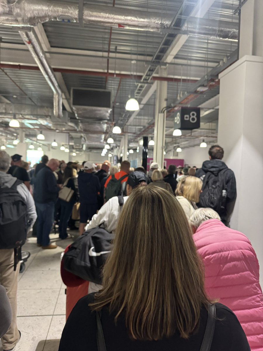 celia0971's tweet photo. @Edinburgh airport 3 am zero organisation - 3 flights One carousel  !! Dire @jet2tweets https://t.co/v5F8d5LnnW