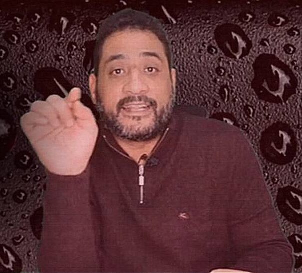 Alshaikh2's tweet photo. محمد قنديل .. من "ابن النيل" إلى بوق الصفقات الرخيصة.

محمد قنديل، الذي يقدّم نفسه عبر منصة #إكس بـ"ابن النيل" ليس أكثر من واجهة إعلامية متهالكة تتغذى على الإثارة الرخيصة و اللغة السوقية. 
الرجل يبيع الوهم تحت شعار الوطنية، و يصنع لنفسه صورة بطل شعبي و هو في الحقيقة مجرد لاعب حقير في مسرح الدعاية الرخيصة. 
تاريخه في الإعلام يكشف أنه لا يملك مشروعاً حقيقياً و لا فكراً عميقاً، بل يقتات على الأزمات، و يستثمر في التوتر و الانقسام ليبقى تحت الضوء.

الخلفية المهنية: صعود على أكتاف الفوضى:

قنديل ظهر في فضاء ما بعد الثورة المصرية حين امتلأت الساحة بالأصوات الفارغة التي تبحث عن جمهور بأي ثمن. 
برنامجه "لسعة قنديل" كان مجرد استعراض صوتي يعتمد على العناوين النارية مثل "الصفعة الكبرى" و "الفضيحة المدوية". 

لم يكن محتواه سوى إعادة تدوير لروايات سطحية و عرف كيف يلعب على غريزة الفضول عند الشباب ليجذب المشاهدات، لكنه لم يعرف كيف يقدّم تحليلاً محترماً لأن فاقد الشيء لا يُعطيه ، و لم يستطع حتى الآن تقديم معلومة موثوقة واحدة ، كل ما يملكه هو أسلوب تهويلي صاخب، أقرب إلى "إعلانات زيت الحشيش" من أي مادة إعلامية جادة.

المحتوى .. تحيز فج و تضليل مكشوف:

قنديل لا يعرف من الإعلام إلا التشويه و التهجم ، فهو يخلط بين النقد و التحريض، و يحوّل أي قضية سياسية إلى مادة لتصفية الحسابات.
•في إحدى حلقاته، هاجم المغرد السعودي منذر آل الشيخ مبارك بطريقة مبتذلة، محاولاً الاصطياد في الماء العكر دون أن يقدّم دليلاً واحداً، و كأنه يقرأ من كراسة تعليمات مسربة.

•لم يتردد في وصف دولة خليجية بألفاظ سوقية، متدنياً إلى مستوى لا يليق حتى بمدون رخيص و صغير، فضلًا عن شخص يزعم أنه إعلامي.

•مؤخراً، صار يروج نظريات عن "الموساد" و "ضربة عسكرية في سيناء" بلغة تشبه أفلام المقاولات أكثر من التحليل السياسي.

هذا الخطاب ليس سوى "إعلام كراهية" بامتياز و مثير للانفعالات، فقير في المضمون، خطير في أثره على الوعي العام.

التأثير.. تسميم الخطاب العام العربي:

ما يفعله قنديل ليس مجرد تفاهة، بل سمّ سياسي و اجتماعي:
•تغذية الانقسام: يشعل الخلافات العربية–العربية بلهجة استعلائية و استفزازية، مفرّغاً أي أمل في التضامن من معناه.

•تضليل الرأي العام: 
يقدّم مشاهد سينمائية عن الأزمات (سد النهضة مثالاً) و كأنها كارثة وشيكة، بينما يتجاهل الحقائق والبيانات الدولية. النتيجة: خوف جماعي بلا أساس.

•تأثير سلبي على الشباب: عبر يوتيوب، يزرع خطاباً قائماً على الكراهية و التهويل بدون دليل أو تبرير، فيغذي نزعات طائفية و قومية متشددة بدلًا من بناء وعي نقدي.

قنديل هنا ليس مجرد "مهرج سياسي"، بل نموذج للانحطاط الإعلامي الذي يحوّل المنصات الرقمية إلى مصانع ضجيج.

محمد قنديل ليس إعلامياً و لا محللًا، بل ظاهرة صوتية تعيش على الأزمات و تبيع الأوهام لجمهور يبحث عن الإثارة. 
هو بوق يصرخ بلا مضمون، أداة في يد أجندات كارهة، و واجهة من ورق سرعان ما تتمزق أمام أي نقاش جاد. 
من يتابعه لن يحصل إلا على كراهية مشحونة، و"تحليلات" لا تعادل قيمة العنوان الذي تتصدره.

الخلاصة: قنديل ليس "ابن النيل"، بل "ابن الصفقات الرخيصة"، و أفضل ما يمكن للجمهور أن يفعله هو تجاهله و البحث عن مصادر إعلامية تحترم العقول بدلاً من المحاولات الفاشلة للعب بها.

@MrKndiel