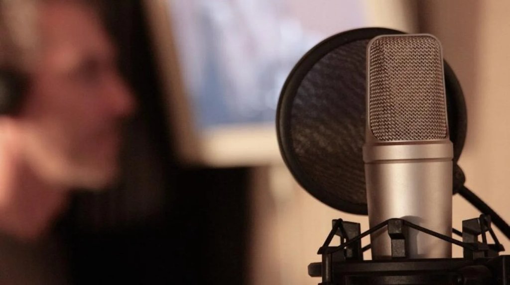 El correcto ejercicio de la #Locución, bien tras un #micrófono o en una conversación frente a un auditorio, requiere que el #Locutor haga una buena modulación de su voz y de variaciones en su entonación para transmitir el mensaje,crear emociones y mantener la atención del oyente.