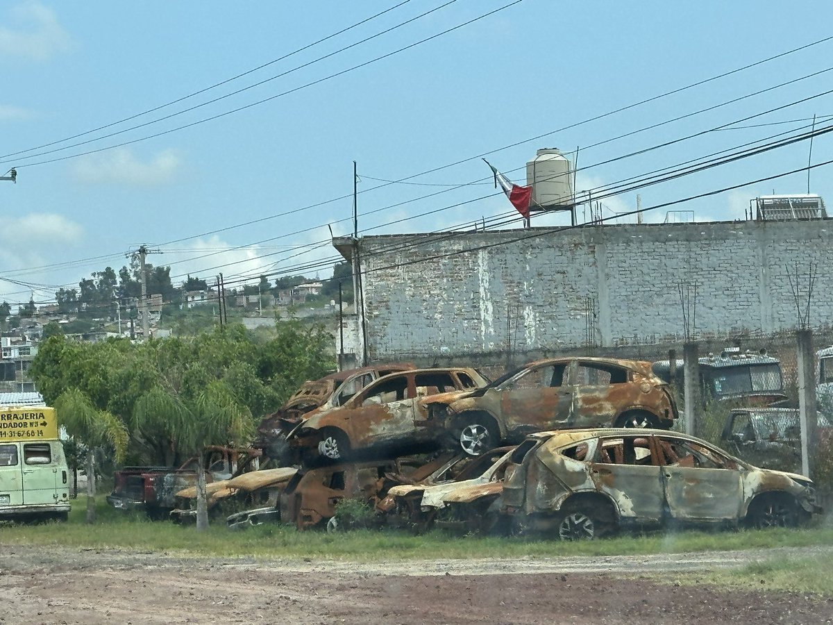 REPORTINQUIETO's tweet image. Para el circo 🎪 y la simulación nadie te gana #4ToInformeBedolla #INSEGURIDAD #Secuestros #CobroDePiso #QuemaDeAutos #Asesinatos #Drones Despojo de auto a gente inocente para quemarlos y nadie se hace responsable por eso y más #MichoacánEsMejor pero para QUEDARTE SIN NADA…