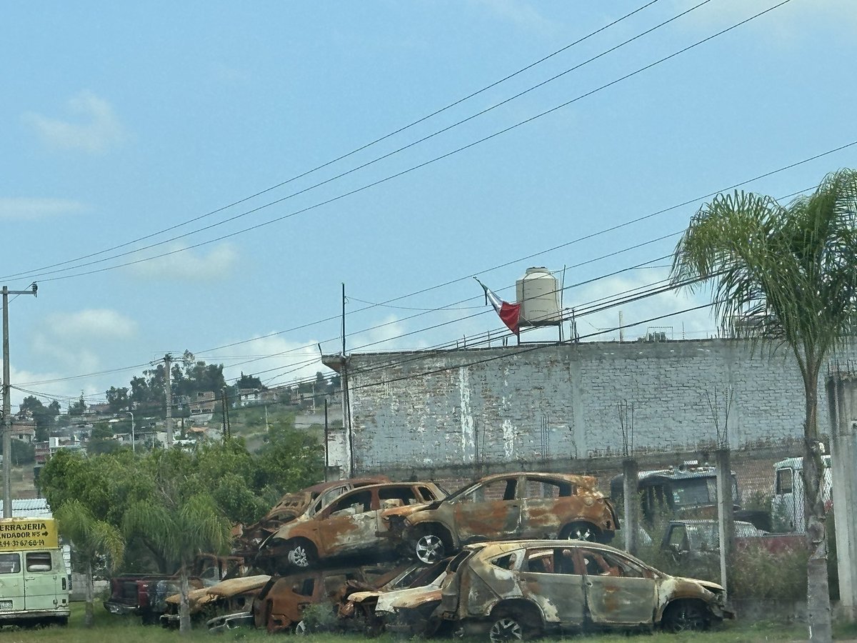 REPORTINQUIETO's tweet image. Para el circo 🎪 y la simulación nadie te gana #4ToInformeBedolla #INSEGURIDAD #Secuestros #CobroDePiso #QuemaDeAutos #Asesinatos #Drones Despojo de auto a gente inocente para quemarlos y nadie se hace responsable por eso y más #MichoacánEsMejor pero para QUEDARTE SIN NADA…