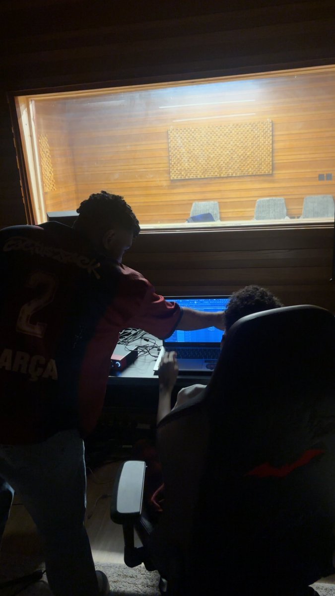 maybemoee's tweet image. في الاستوديو بنتجنن