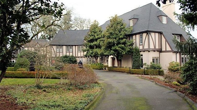 kglarson's tweet image. No Oregonian has gone into Portland because they WANT to in years. Only because they HAVE to. And they leave as soon as they possibly can.

Portland has been destroyed. And you lie to our faces — from your gated, newly-renovated Salem mansion. Even YOU fled Portland.