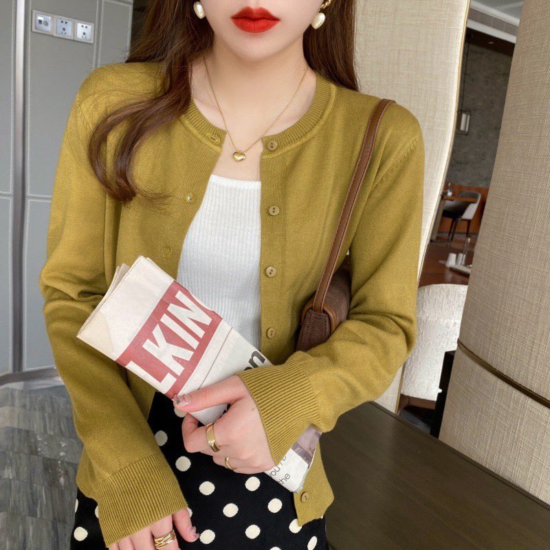 d_eyka's tweet photo. Effortless, feminine &amp; cozy — semua ada dalam satu cardigan 🤎

https://t.co/5M0sQ5v4cE https://t.co/SL881veCxQ