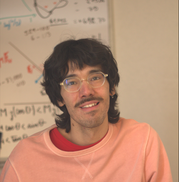 necesitaba una foto profesional y me encontre con esta que no es profesional pero está padre porque mi pizarron tiene los calculos de cuando hice el video de subir corriendo el edificio triangular