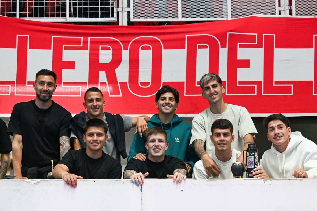 FutsalAAAJ's tweet photo. #AAAJ 🐞❤️ ¡Sentido de pertenencia!

Agradecemos a los jugadores de @AAAJoficial por acompañarnos esta noche en el Malvinas Argentinas.

¡Vamos todos unidos! 👏 https://t.co/eca1ve9QZT