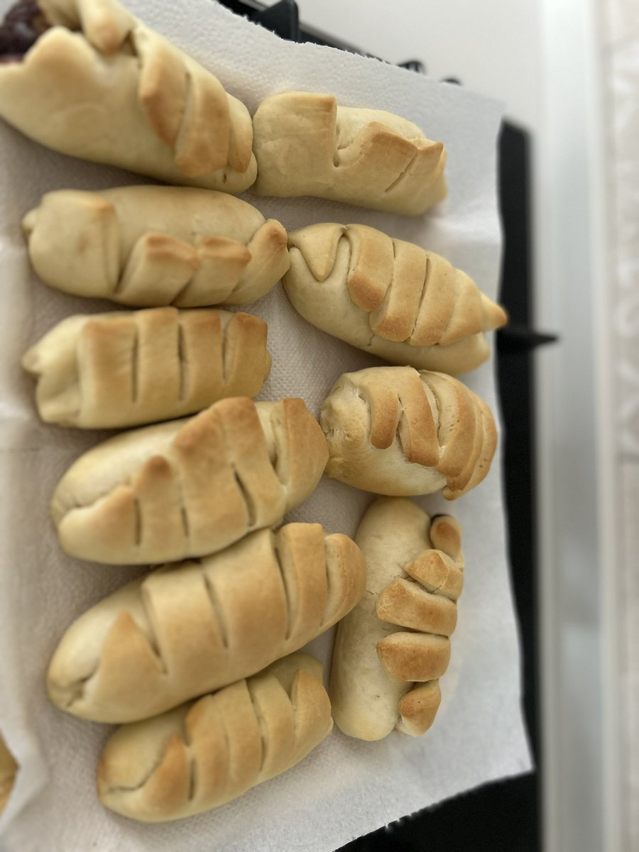 DIABETE GESTAZIONALE
EPISODIO 1 

Descrizione: flauti fatti in casa ripieni di crema al cioccolato fondente e nocciole. 
Votazioni: 
Aspetto —> 0. Quelle fimbrie finali sembrano piccole dita 
Sapore—> 6. Sono senza zucchero, il sapore della sopravvivenza.