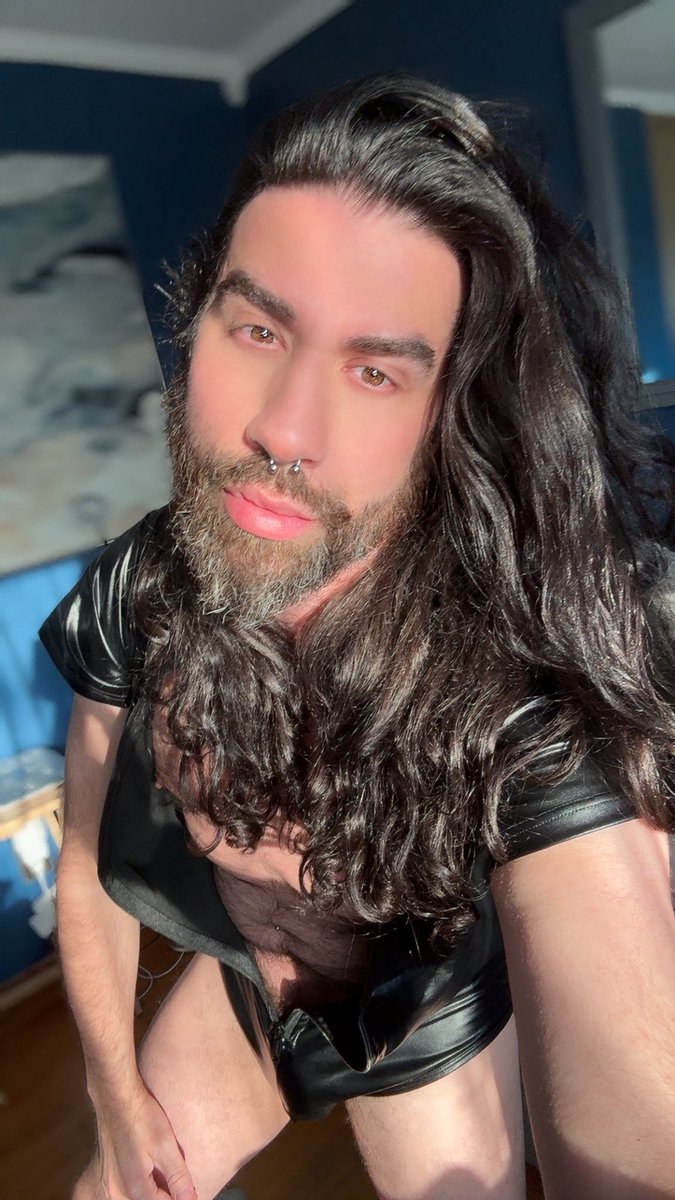 Minageboy's tweet photo. @bendover9x8 Those are from 2 years ago! Hair is much longer. 

Here is one from Now! Lol 😂 https://t.co/unZI29vAIK