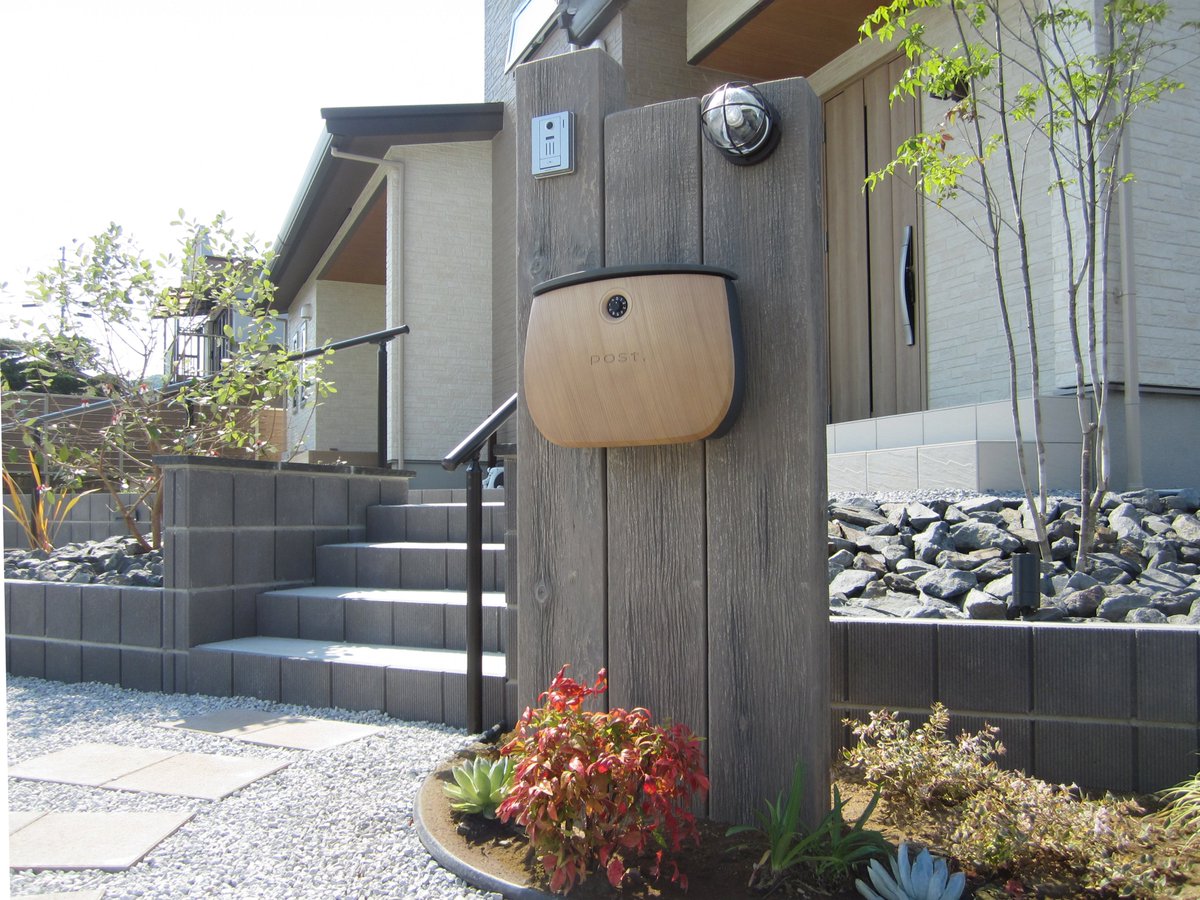 DeasGardenKYOTO's tweet image. ディーズガーデンの壁掛けポスト【マルン】です！
ディーズガーデン製品は複雑な塗装が多いため、PC上でデザイナーによる色設計を行い塗料を決め、何度も試作塗装をした上で色合わせをしています。
#ディーズガーデン
#FRP
#外構