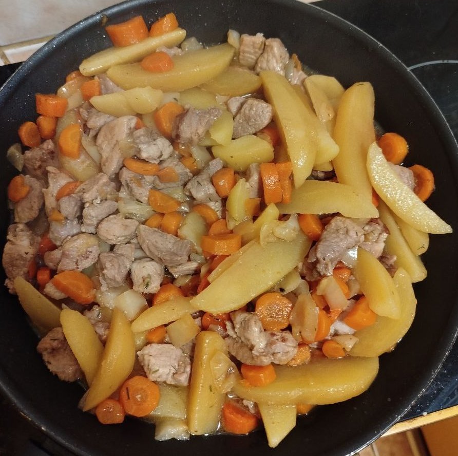 DamnedLight's tweet photo. Готовлю жаркое из свинины с картошкой и овощами. (                                      ͡°                                      ͜ʖ                                      ͡°                                     ) https://t.co/PmDqcdDZAB