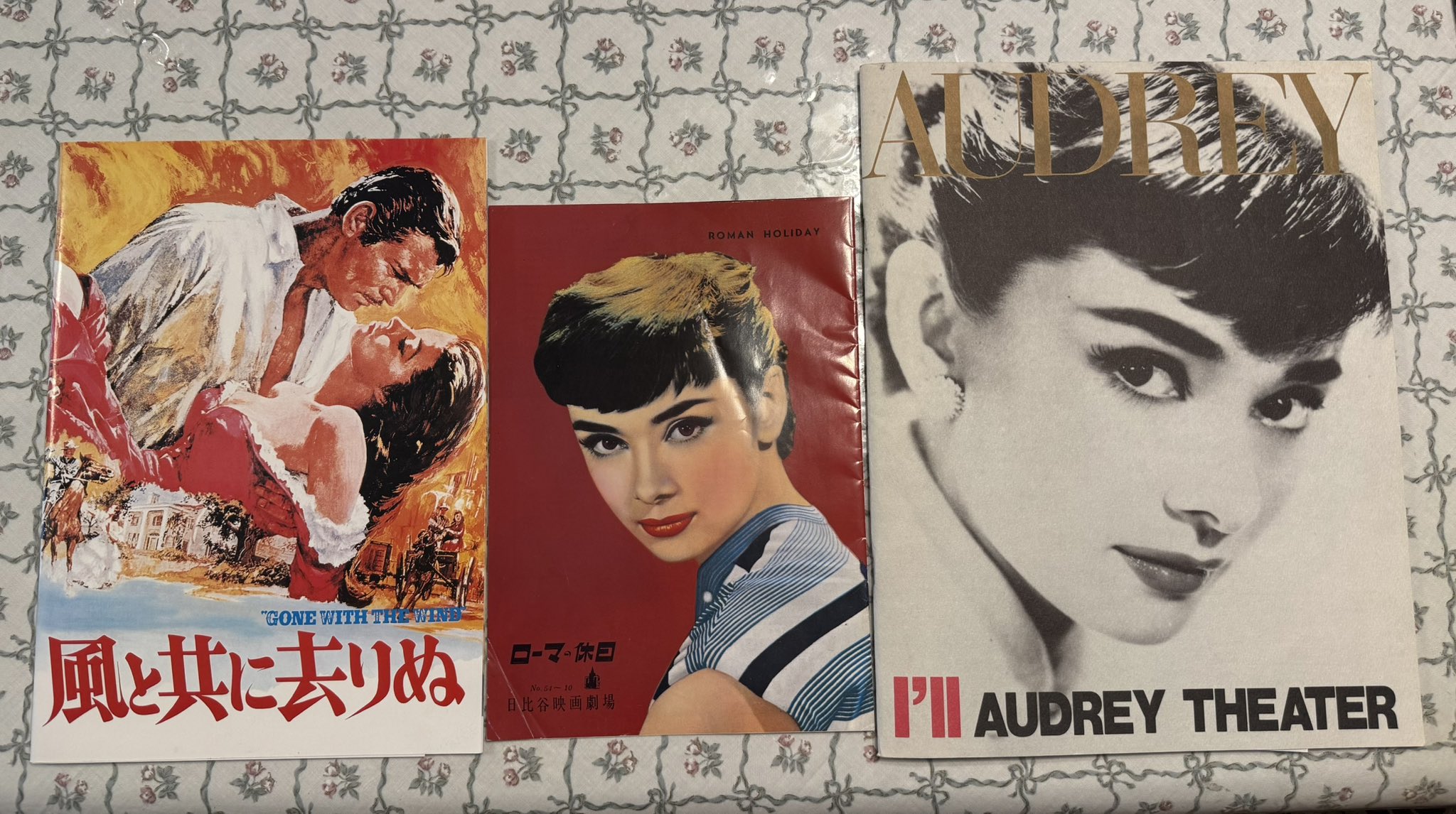 (レア)映画パンフレット　「パリで一緒に」　オードリー・ヘップバーン レア)映画パンフレット 「パリで一緒に」 オードリー・ヘップバーン