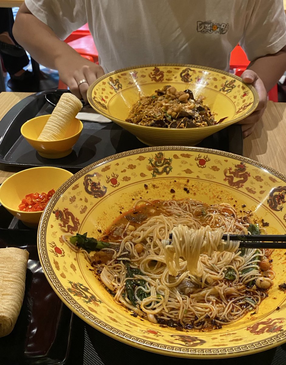 moncyl's tweet photo. ngirit ngirit bekel gabeli makan siang dll tapi malem malemnya ke papaya, ke kempil, mkn hotpot itu stupidity af😭 https://t.co/DS3tKFxGRk