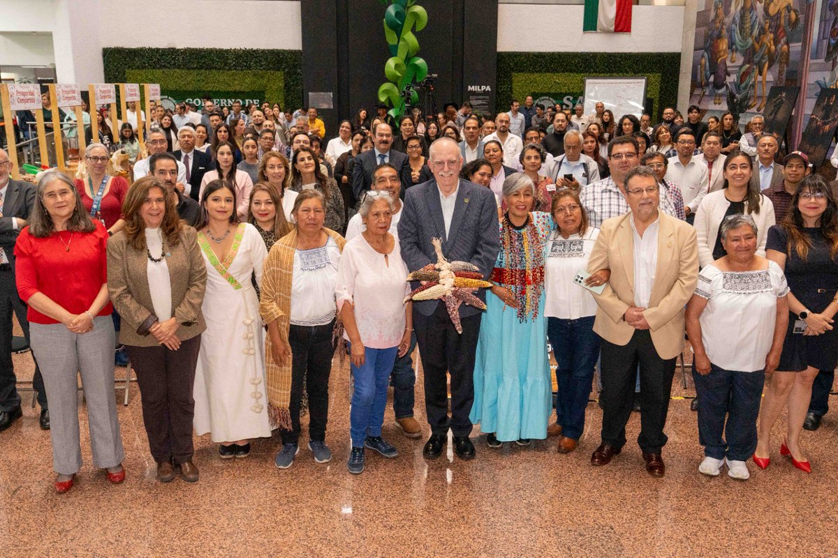 Orgulloso de participar en representación del Director General del <a href="/CIMMYT/">CIMMYT</a> en el festejo en <a href="/Agricultura_mex/">Secretaría de Agricultura y Desarrollo Rural</a> del #DiaNacionaldelMaiz y disfrutar de la de la exposición fotográfica de la artista mexicana Malena Díaz
