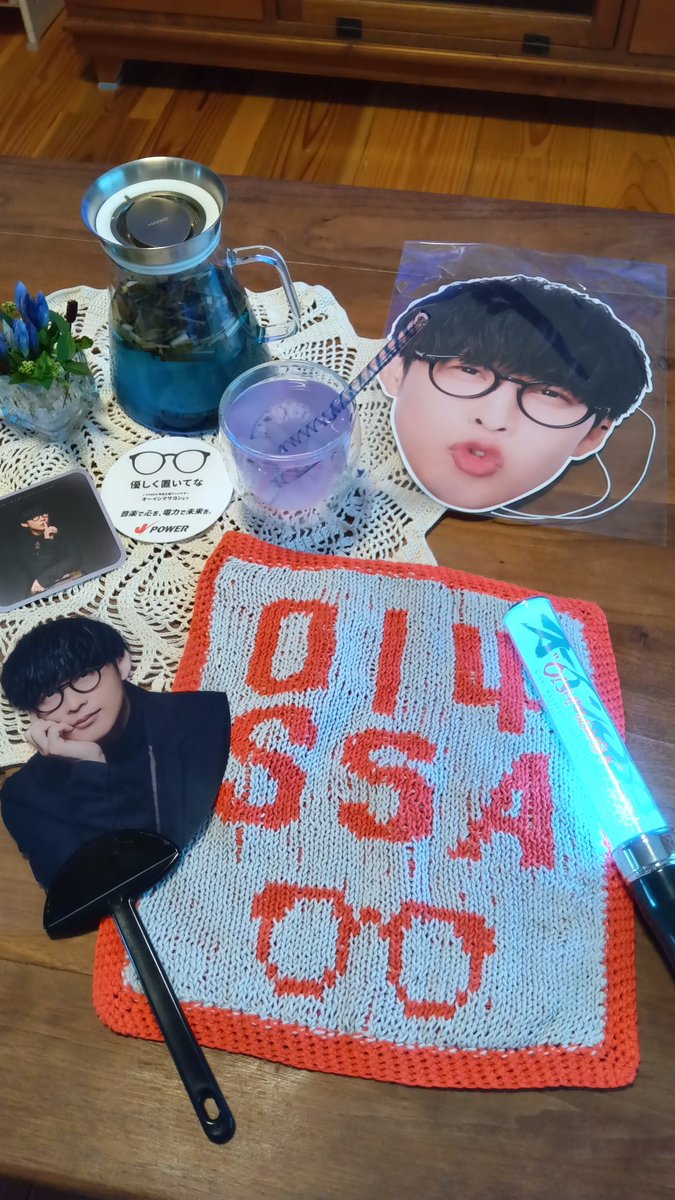 OrigamiSteps's tweet photo. オーイシマサヨシSSAおさらい
初めて買った推しグッズは嬉しくて、コースターにコップは置けんし、お面もビニールから出せません。
ライブは、同じファンがこんなにい���、駅がオーイシ一色になってて凄い感動した！
推し編みタオルも、Day2当日完成して何とか間に合ったよ…
オーイシありがとう https://t.co/GLD1Xt91EZ