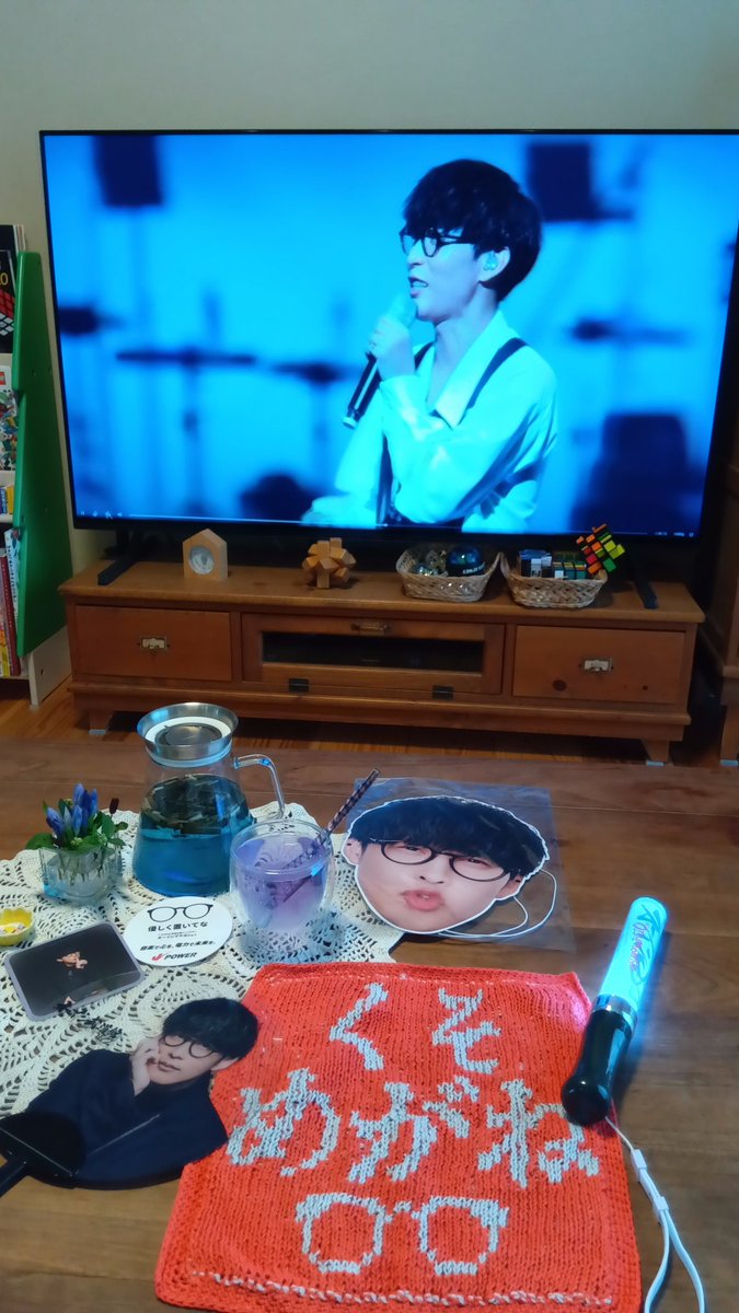 OrigamiSteps's tweet photo. オーイシマサヨシSSAおさらい
初めて買った推しグッズは嬉しくて、コースターにコップは置けんし、お面もビニールから出せません。
ライブは、同じファンがこんなにい���、駅がオーイシ一色になってて凄い感動した！
推し編みタオルも、Day2当日完成して何とか間に合ったよ…
オーイシありがとう https://t.co/GLD1Xt91EZ