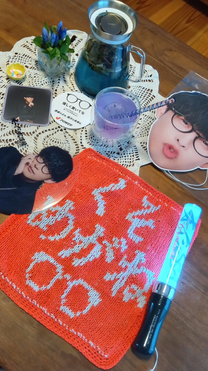 OrigamiSteps's tweet photo. オーイシマサヨシSSAおさらい
初めて買った推しグッズは嬉しくて、コースターにコップは置けんし、お面もビニールから出せません。
ライブは、同じファンがこんなにい���、駅がオーイシ一色になってて凄い感動した！
推し編みタオルも、Day2当日完成して何とか間に合ったよ…
オーイシありがとう https://t.co/GLD1Xt91EZ