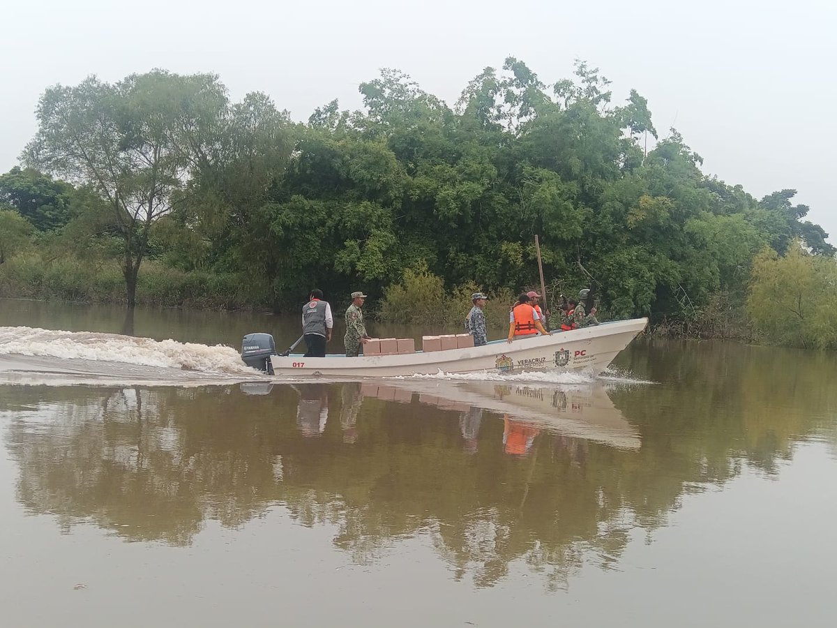 GN_MEXICO_'s tweet photo. ¡Estamos donde nos necesitas! En #Veracruz, a través del Plan #DNIIIE en su fase de auxilio, integrantes de la #GuardiaNacional en coordinación con el #EjércitoMexicano, entregan despensas a la población de los municipios afectados por las intensas lluvias. Somos #GuardianesDeLaSoberanía #UnidosSomosLaGranFuerzaDeMéxico