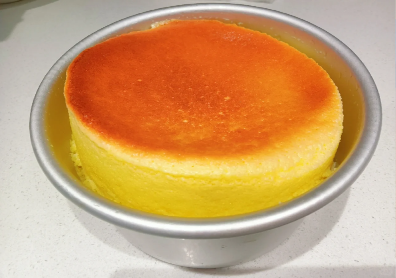 OpenThreesheep's tweet image. 【从零开始的烹饪学习】——微波炉烤蛋糕。明天国庆节放假，来一份2分钟出炉的美味小蛋糕🎂庆祝一下！
难度指数：⭐️
食材准备：鸡蛋 1 个，面粉15g，泡打粉2.5g，白糖10g，盐1g
小小贴士：食材量不要超过容器的 3/4，否则膨胀后会爆满整个微波炉🙀🙀
#美食 #foodies #HowToCook #foodiebeauty