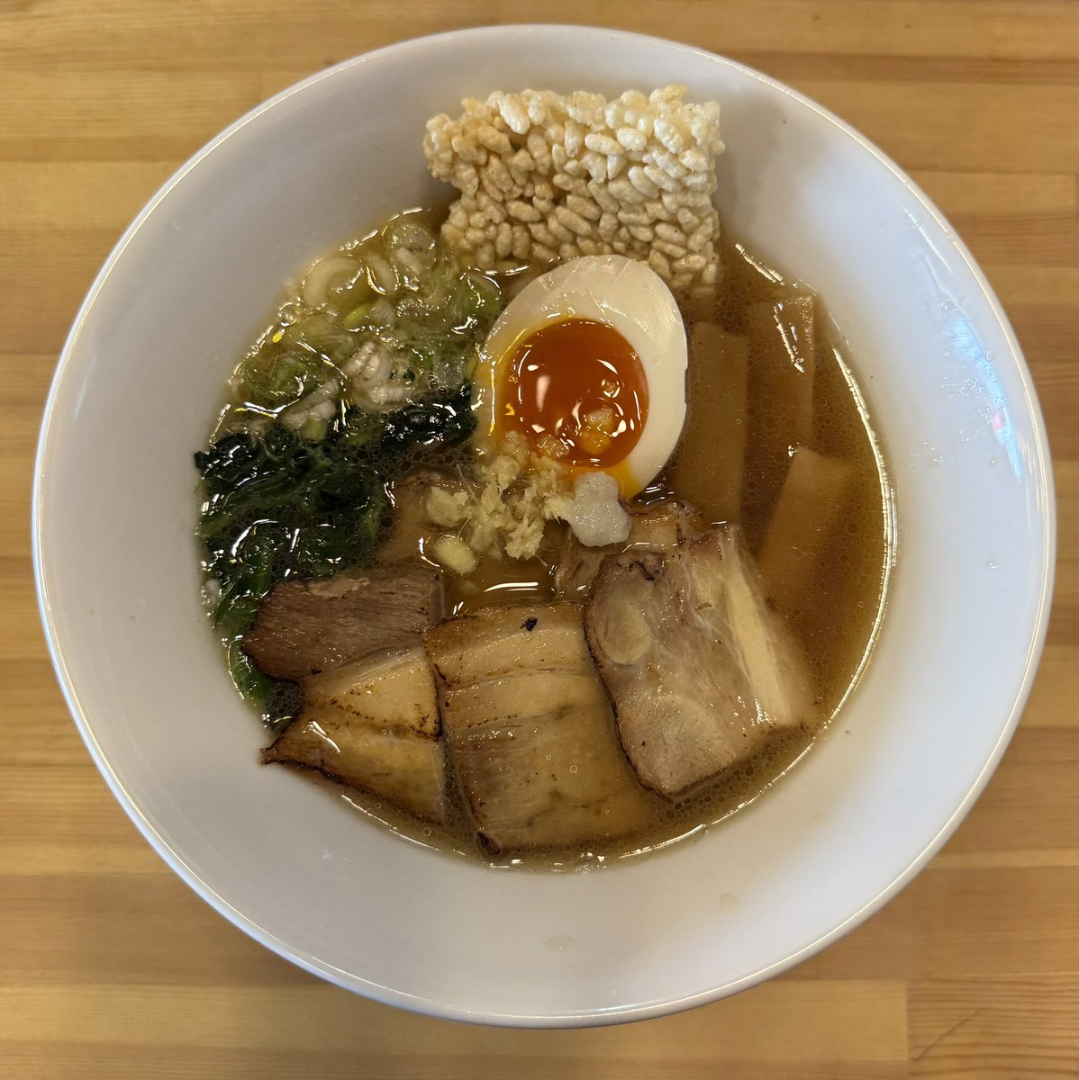 今日のお昼は夕焼けラーメン市原五井店さん
夕焼けチャーシュー麺パンチ小ライスをいただきました
今時の方は松鶴家千とせ わかるかなぁわかんねぇだろうなぁなどと考えていると間もなく着丼
鶏豚出汁に円やかな醤油ダレしっかり生姜を効かせたスープが美味で思わず完飲
ご馳走様でした🙇‍♂️
 #うまーみん
