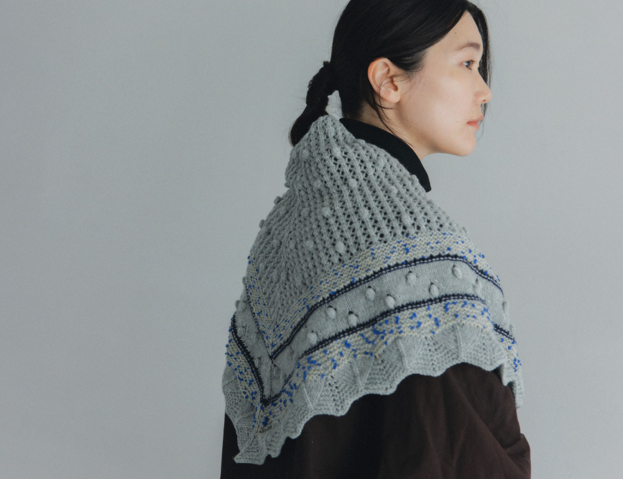 一定の間隔をあけて小さなポンポンがついているDOT yarnの糸を使った