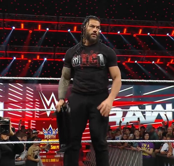 OMFG 😩😩 Roman pleaseee stop being this attractive, my poor tiny little heart can’t handle it anymore 😭😭