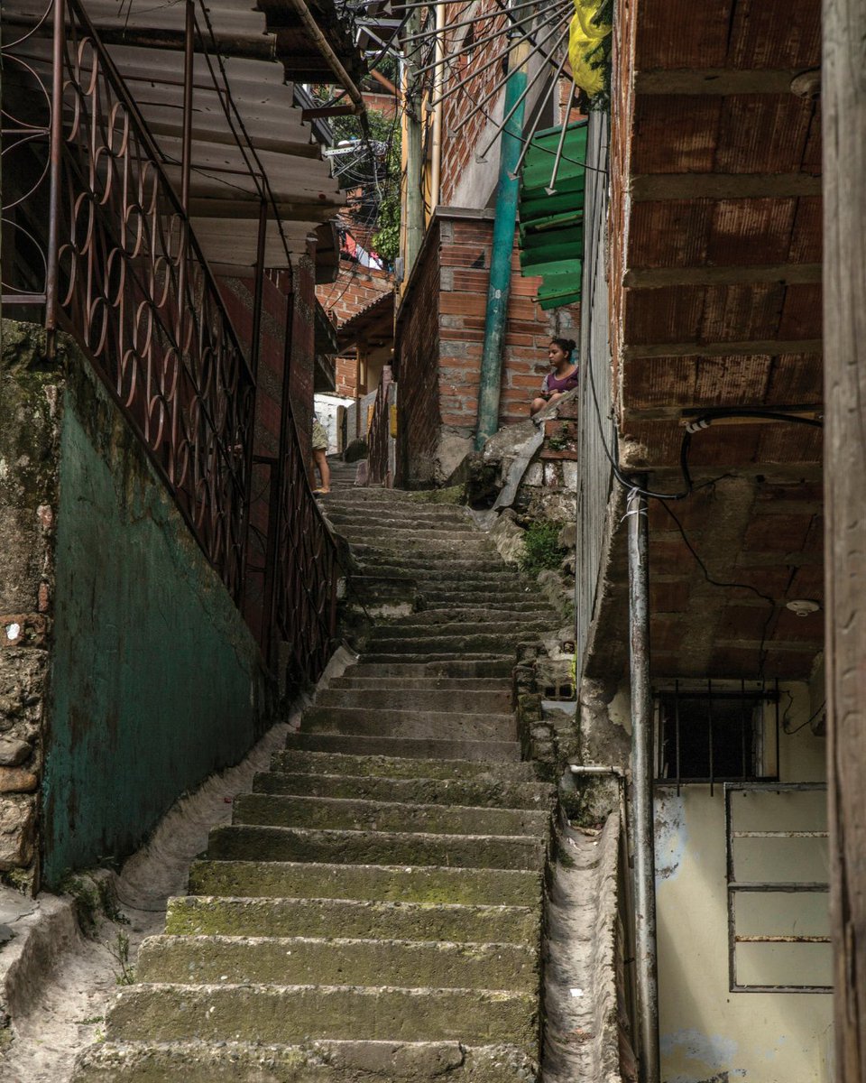 La gente que habita las favelas de Río y las comunas de Medellín  comparten rutinas que parecen calcadas. A diario, para ir al trabajo o a  la escuela o a la cancha de fútbol, suben y bajan decenas de escalas  que hacen transitables las lomas para el que va a pie, en esos cerros