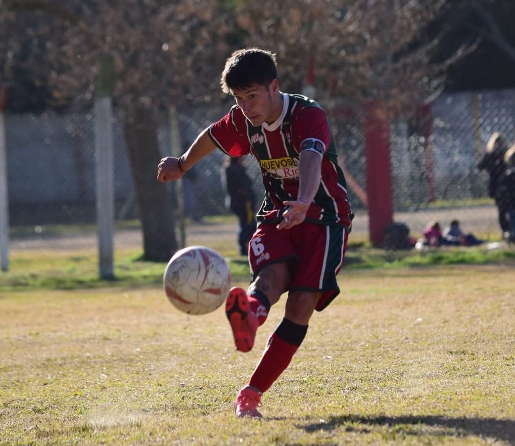 pasealaliga's tweet photo. #Social 

Nos sumamos a las condolencias para los seres queridos de Benjamín Alveolite, jugador de Curuzú que falleció en las últimas horas. Benja tenía apenas 18 años y formó parte de las Juveniles y Mayores. Inmenso abrazo y fuerzas para todos los que formaron parte de su vida. https://t.co/5EduDyR5E2