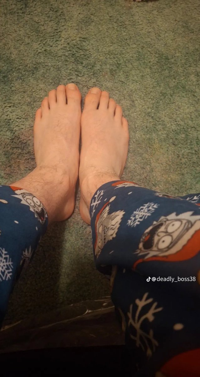 DeadlyBoss38's tweet photo. Some feet? https://t.co/mXsnePR6fN