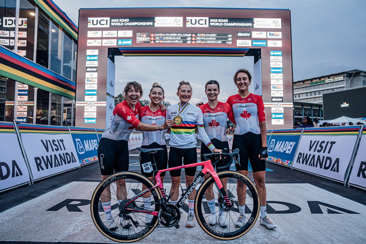 UCI_cycling's tweet image. Squad goals 🇨🇦

Magdeleine Vallieres supported by her teammates from start to finish at #Kigali2025 🥹

📸 SWpix